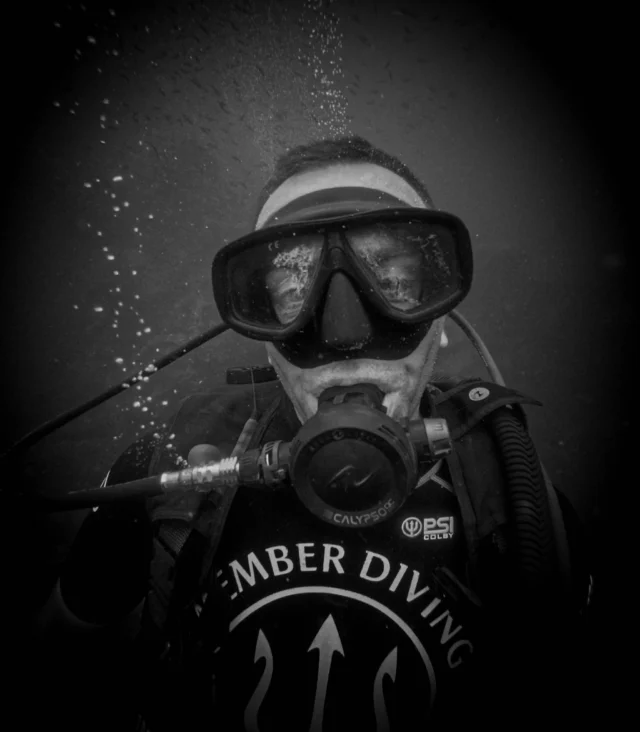 Love the smoothness of the background. But have to pay more attention to details like the fogged mask.#bwunderwater #blackandwhiteportraits #bwportraits